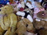 COLLECTION OF TEDDY BEARS INCLUDING GINGER BREAD HOUSE DOLLS RUSS  BOYDS  V