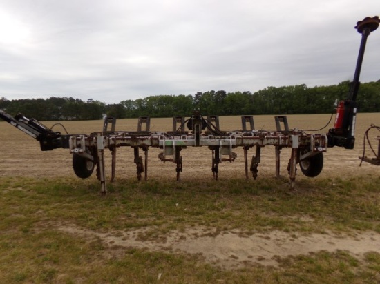 UNVERFERTH CONSERVATION TILL RIPPER WITH HYDRAULIC MARKERS 15'