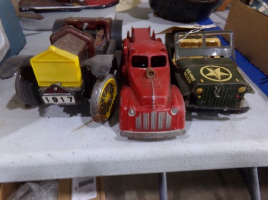 LOT OF VINTAGE TOYS INCLUDING TIN BATTERY OPERATED US ARMY JEEP AND HUBLEY