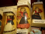 LOT TO INCLUDE THE PORCELAIN COLLECTION DOLLS AND BASKET WITH CHRISTMAS ITE