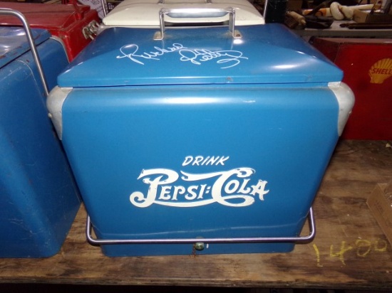VINTAGE PEPSI COOLER AUTOGRAPHED BY RICHARD PETTY WITH 6 RICHARD PETTY PEPS
