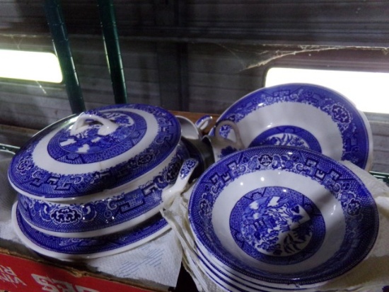 BLUE WILLOW APPROXIMATELY 40 PIECES