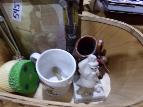 BASKET WITH GOLFING COLLECTIBLES INCLUDING COFFEE MUGS PICTURE FRAMES AND M