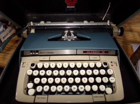 SMITH CORONA TYPEWRITER IN CARRYING CASE