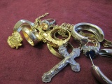 SMALL LOT COSTUME JEWELRY INCLUDING MENS AND WOMEN'S RING NECKLACE AND EARR