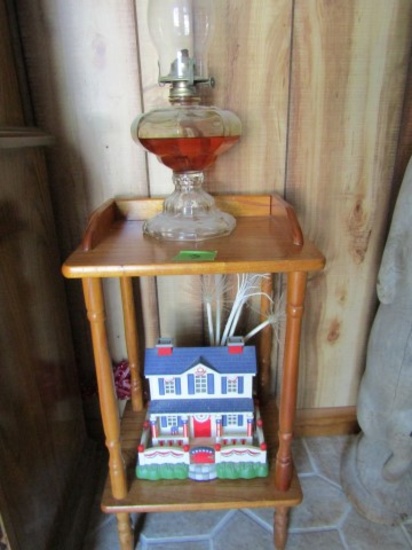 SMALL NIGHT STAND AND CONTENTS INCLUDING OIL LAMP AND 4TH JULY DECORATIVES