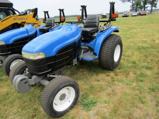 #1303 NEW HOLLAND TRACTOR 3703 HRS 4 WD TURF TIRES WITH GOOD TREAD NEW PAIN