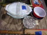 COLLECTION OF PYREX MIXING BOWLS AND COOKING DISHES