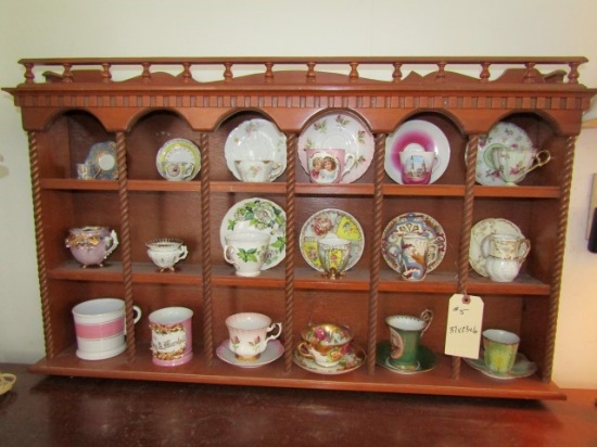 TEACUP DISPLAY SHELF WITH 18 TEACUPS AND SAUCERS INCLUDING TUSCAN ROYAL CHE