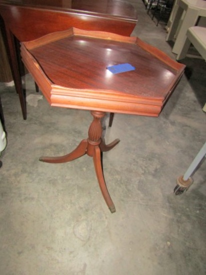 MAHOGANY OCTAGON TOP PEDESTAL TABLE WITH BRASS CAP FEET