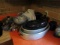 COUNTERTOP LOT INCLUDING AGATE AND ALUMINUM ROASTING PANS KNIVES FRYING PAN