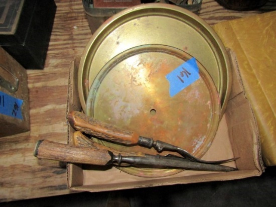 BOX WITH EARLY STAG HANDLE CARVING SET AND BRASS PLATES