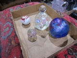 LOT OF PAPER WEIGHTS INCLUDING LC TIFFANY FAMILE PAPER WEIGHT