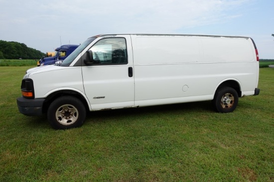 #2403 2004 CHEVY EXPRESS VAN 94188 MILES 6.0 ENG AUTOMATIC TRANS COLD AC SI