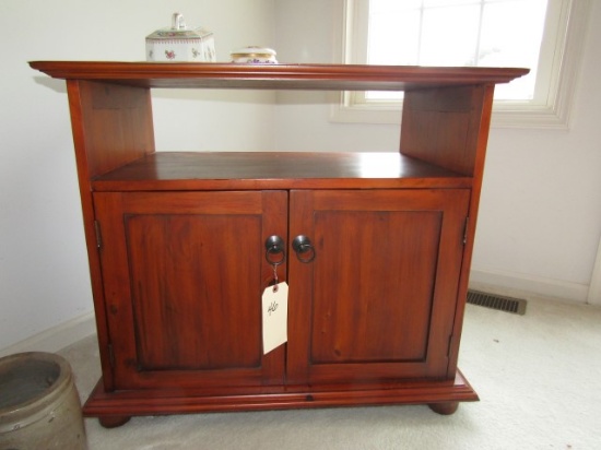 PINE WOOD ENTERTAINMENT CENTER WITH 2 DOORS