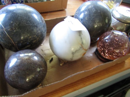 COLLECTION 5 MARBLE BALLS ON STANDS