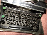 VINTAGE UNDERWOOD MANUAL TYPEWRITER IN CASE