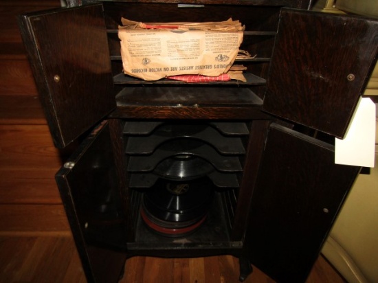 ANTIQUE VICTROLA VICTOR TALKING MACHINE WITH MULTIPLE RECORD ALBUMS