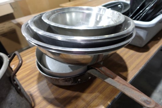 TWO LARGE ALUM SKILLETS WITH 6 LARGE STAINLESS STEEL BOWLS