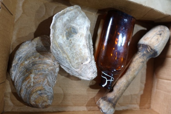 BOX LOT INCLUDING ANTIQUE BROWN GLASS BOTTLE 2 GIANT OYSTER SHELLS AND PRIM