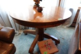 ANTIQUE OAK ROUND PEDESTAL TABLE APPROX 42 INCH ACROSS
