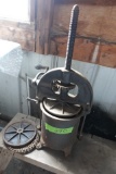ENTERPRISE PRESS ON BENECH WITH EXTRA LIDS