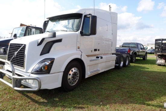 #8218 2016 VOLVO D13 425 HP SLEEPER 790738 MILES AUTO TRANS PWR PKG CRUISE