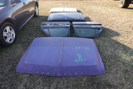 #1902 CHEVY PARTS INCLUDING 3 HOODS 67 TO 69 70 TO 72 AND 81 TO 91 AND 2 DO