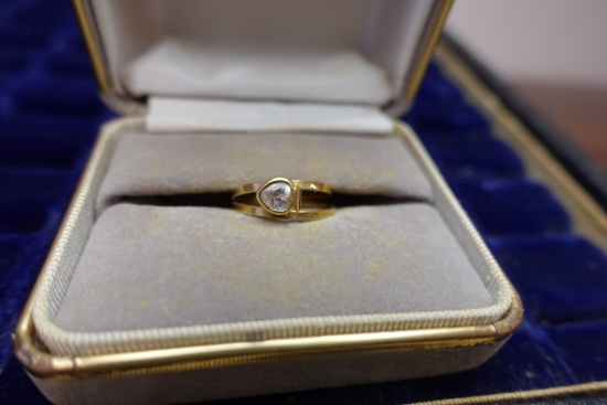 18KT YELLOW GOLD RING WITH CLEAR STONE HEART SHAPE SIZE 6.5 1.1 DWT