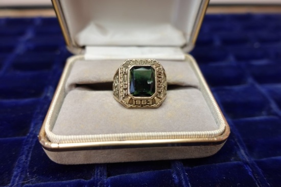 10KT YELLOW GOLD 1963 CLASS RING SIZE 10 EMERALD COLOR STONE 8.7 DWT