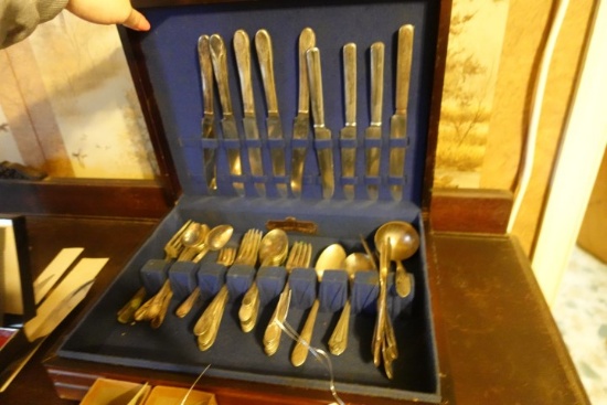 SET OF WILLIAM ROGERS SILVER PLATE FLATWARE