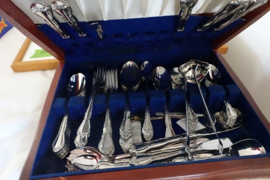 SET OF STAINLESS STEEL FLATWARE IN CHEST