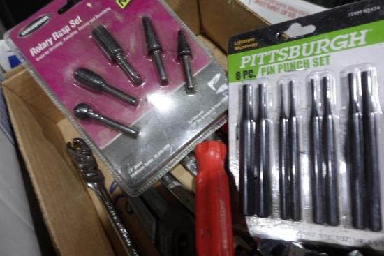 BOX LOT INCLUDING SET OF GEAR WRENCHES SCREW DRIVERS AND SCREEN DOOR ACCESS