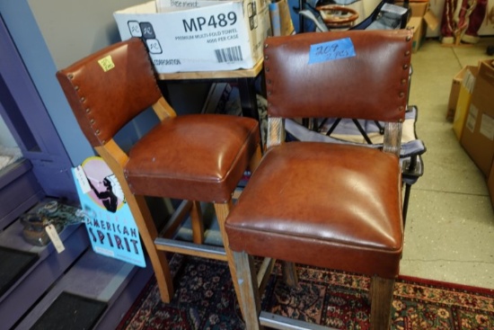 2 HEAVY BAR STOOLS WITH PLEATHER UPHOLSTERED SEAT | Online Auctions