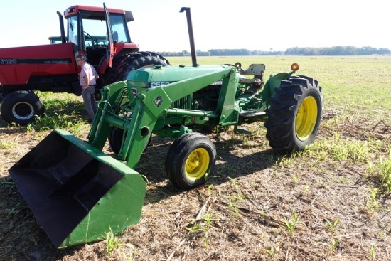 JOHN DEERE 2550 WITH 1008 HRS SHOWING 8 SP 146 LOADER ATTACHMENT 7' BUCKET