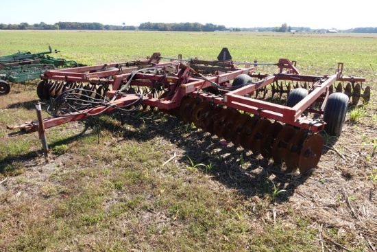 CASE INT 3950 DISK HARROW APPROX 22' WITH 21" BLADES RUNNING GEAR GOOD ID 0