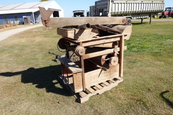 ANTIQUE AT FERRELL CO CLIPPER GRAIN AND SEED CLEANER