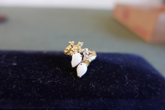 18 KT GOLD RING WITH 2 OPALS AND 1 SMALL DIAMOND SIZE 7.5 4.8 DWT