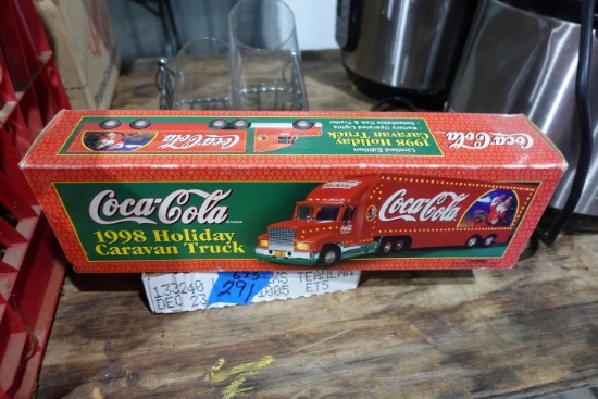 1998 COCA COLA HOLIDAY TRUCK CARAVAN WITH GLASS VASES AND CARRIER