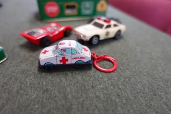 BOX OF SMALL MATCHBOX TYPE CARS AND MINI CARS AND MINI ROAD SIGNS AND PARTS