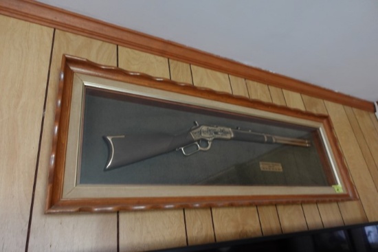 REPLICA FRONTIER CARBINE 1873 GUN THAT WON THE WEST FRAMED UNDER GLASS