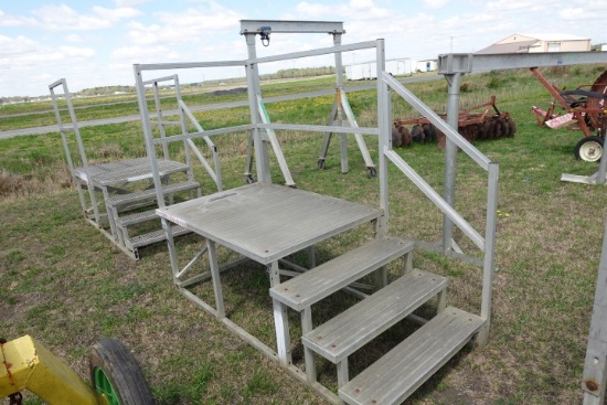 #5207 PORTABLE STEPS 3 STEPS 28" TALL PLATFORM 39 X 59 1/2 PLATFORM 42" RAI