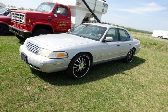 #1106 2000 FORD CROWN VIC 157872 MILES POWER DOORS WINDOWS AND SEATS AM FM