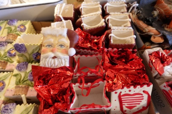 BOX WITH 14 CERAMIC BASKETS IN VALENTINE HEARTS AND SANTA DESIGNS