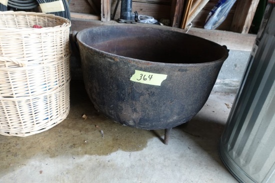 LARGE FOOTED HOG KILLING POT WITH HANDLE APPROX 22 INCH ACROSS