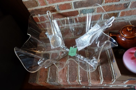 NEW PLEXIGLASS EXTRA LARGE SALAD BOWL WITH ELEPHANT FRAME AND ELEPHANT TONG