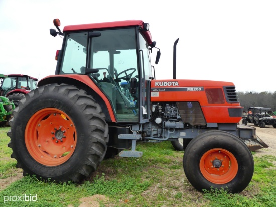 Kubota M8200 Cab 2WD