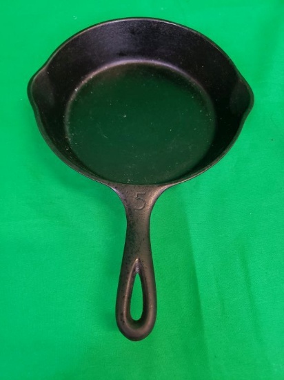Early Lodge Two Dot #5 Cast Iron Skillet