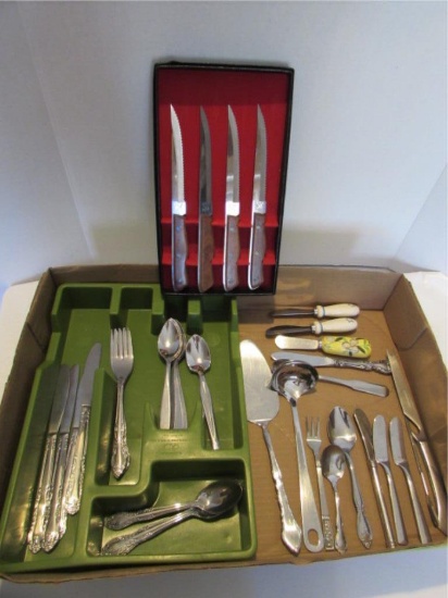 Set of (4) Steak Knives & Assorted Stainless