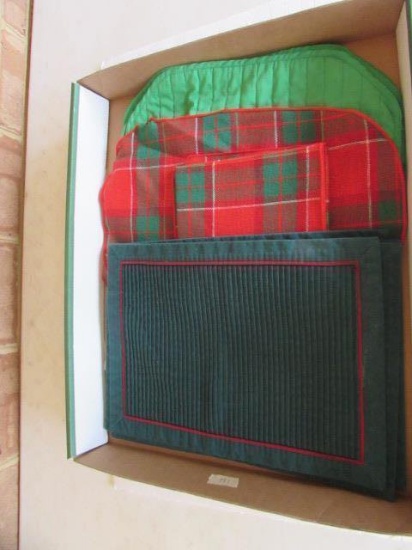 Christmas Placemats & Napkins--(4) Green